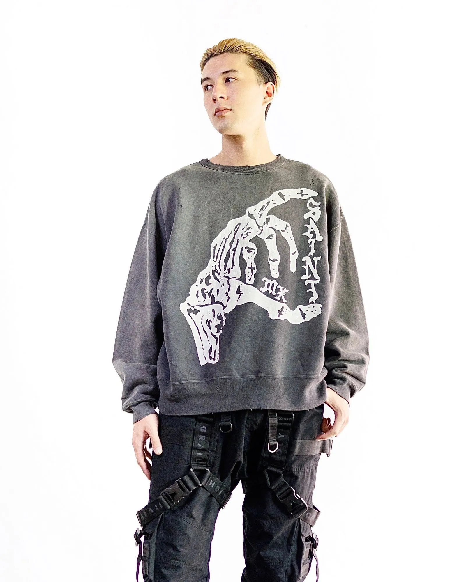 SAINT M×××××× BONE SAINT CREW SWT/BLK Bone SAINT destruction sweatshirt, washed black S-XL Assute dyeing, genuine whole garment sprayed with horse-hair fading process, collar/cuffs frayed in many places, front and rear panels/sleeves super complex fraying, heavy washing and water distressing, correct fruit mark/angel mark